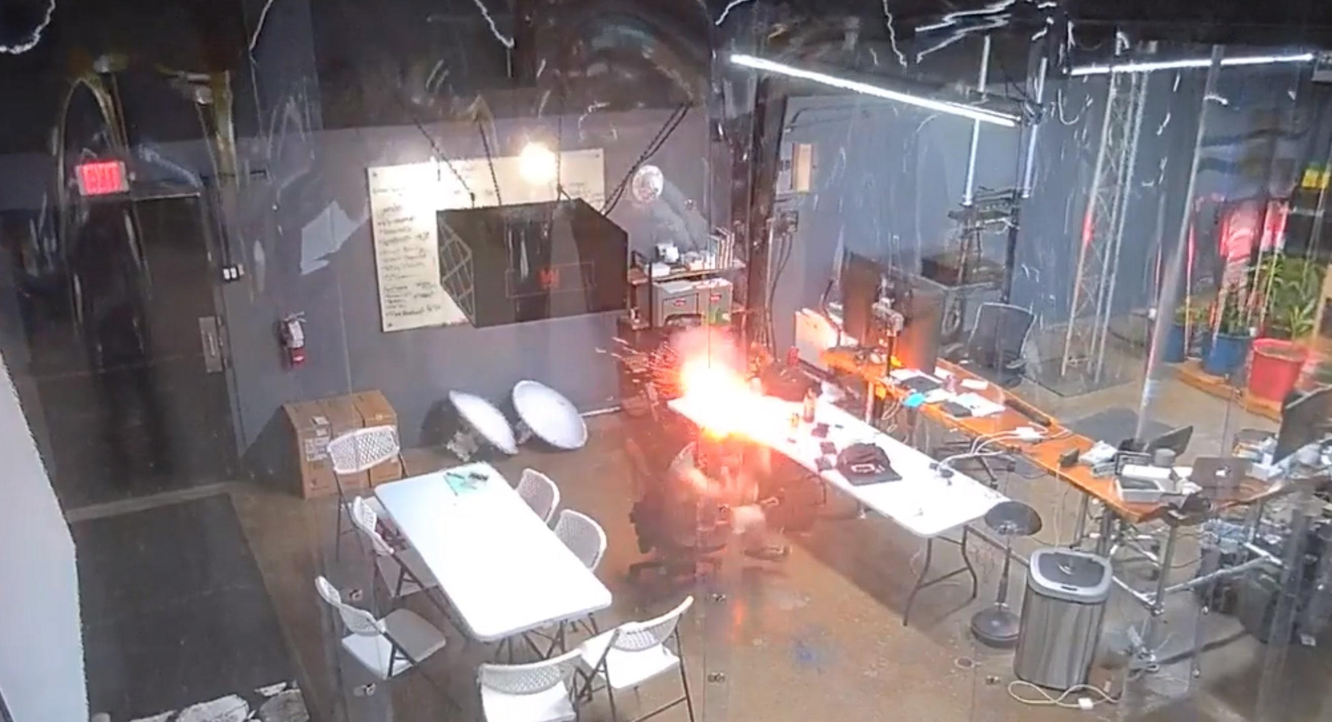 Dung chan dap dam chay pin lithium-ion hinh anh