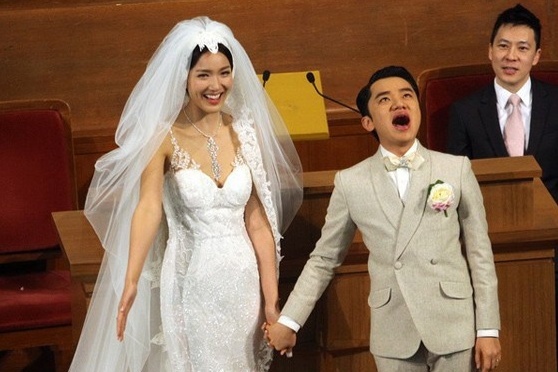 Vuong To Lam cham soc vo hoa hau sau tin ran nut hinh anh