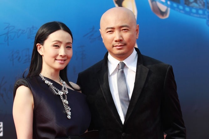 Tu Tranh bi chi trich sau khi di an voi 2 co gai hinh anh