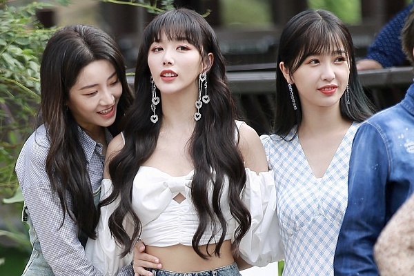 Nhan sac cua nhom nu Trung Quoc THE9 hinh anh