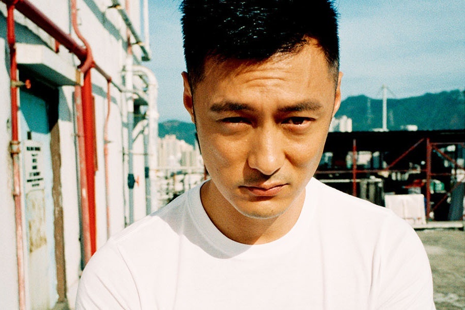 Du Van Lac tuc gian khi phai xep hang hinh anh