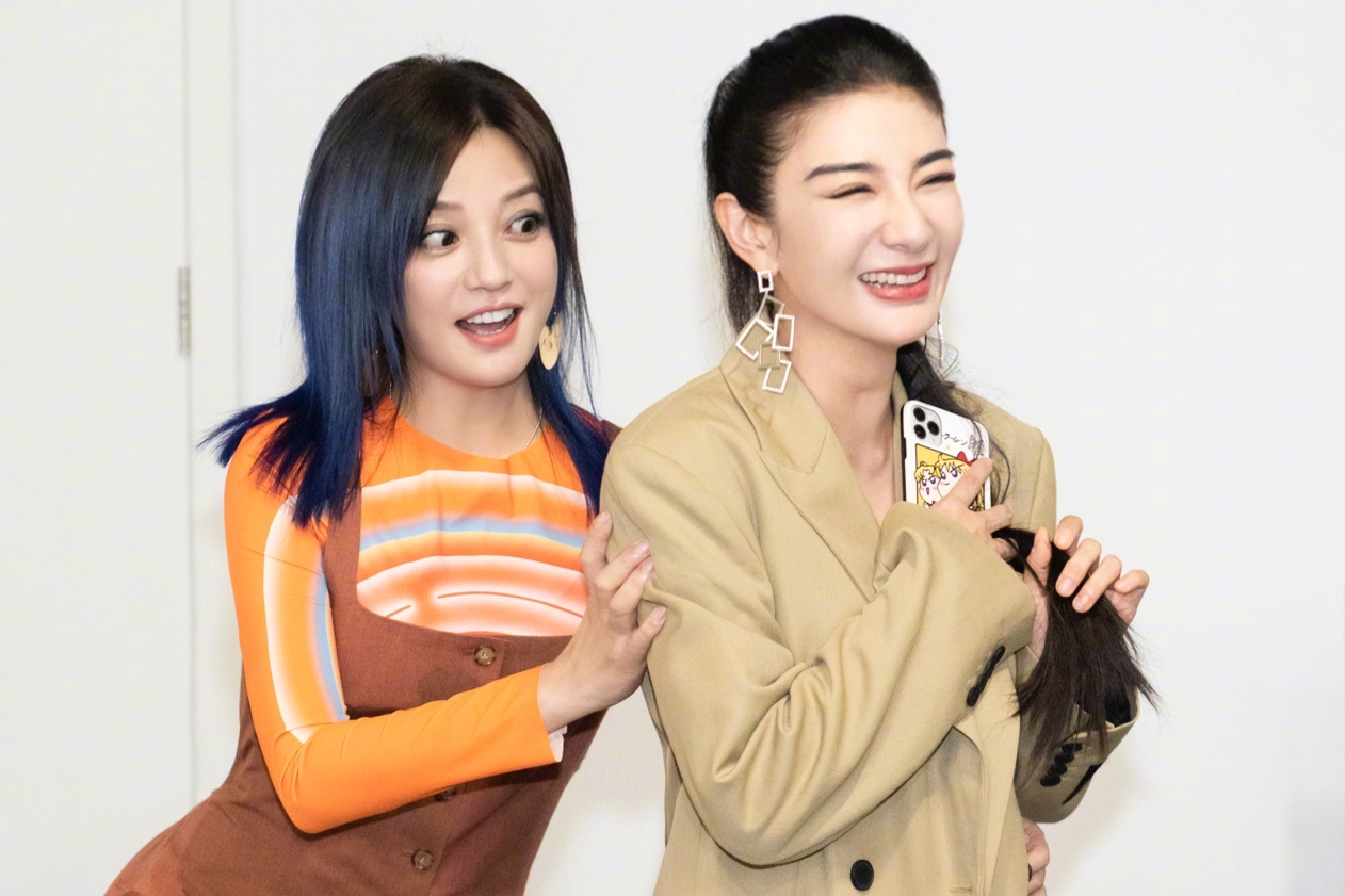 Anh hau truong cua Trieu Vy va Huynh Dich hinh anh