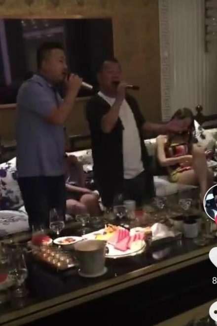 Tăng Chí Vỹ vui vẻ tại hộp đêm sau khi vợ mất ảnh 1 Tang Chi Vy vui ve tai hop dem sau khi vo mat anh 1