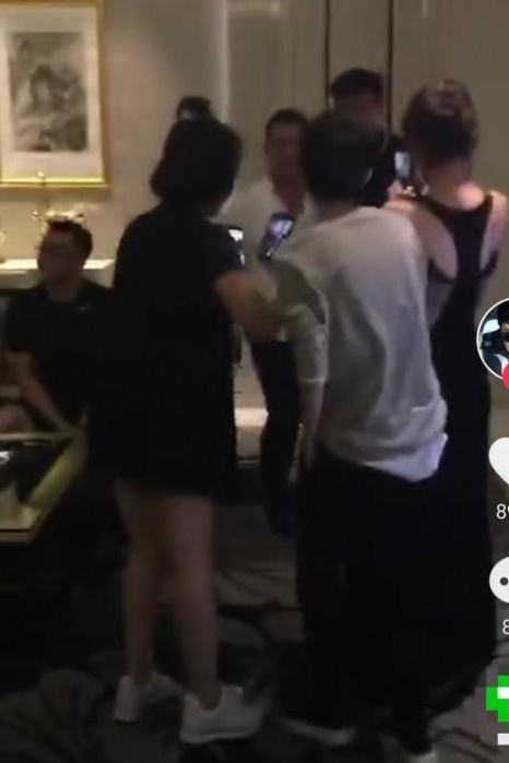 Tăng Chí Vỹ vui vẻ tại hộp đêm sau khi vợ mất ảnh 2 Tang Chi Vy vui ve tai hop dem sau khi vo mat anh 2