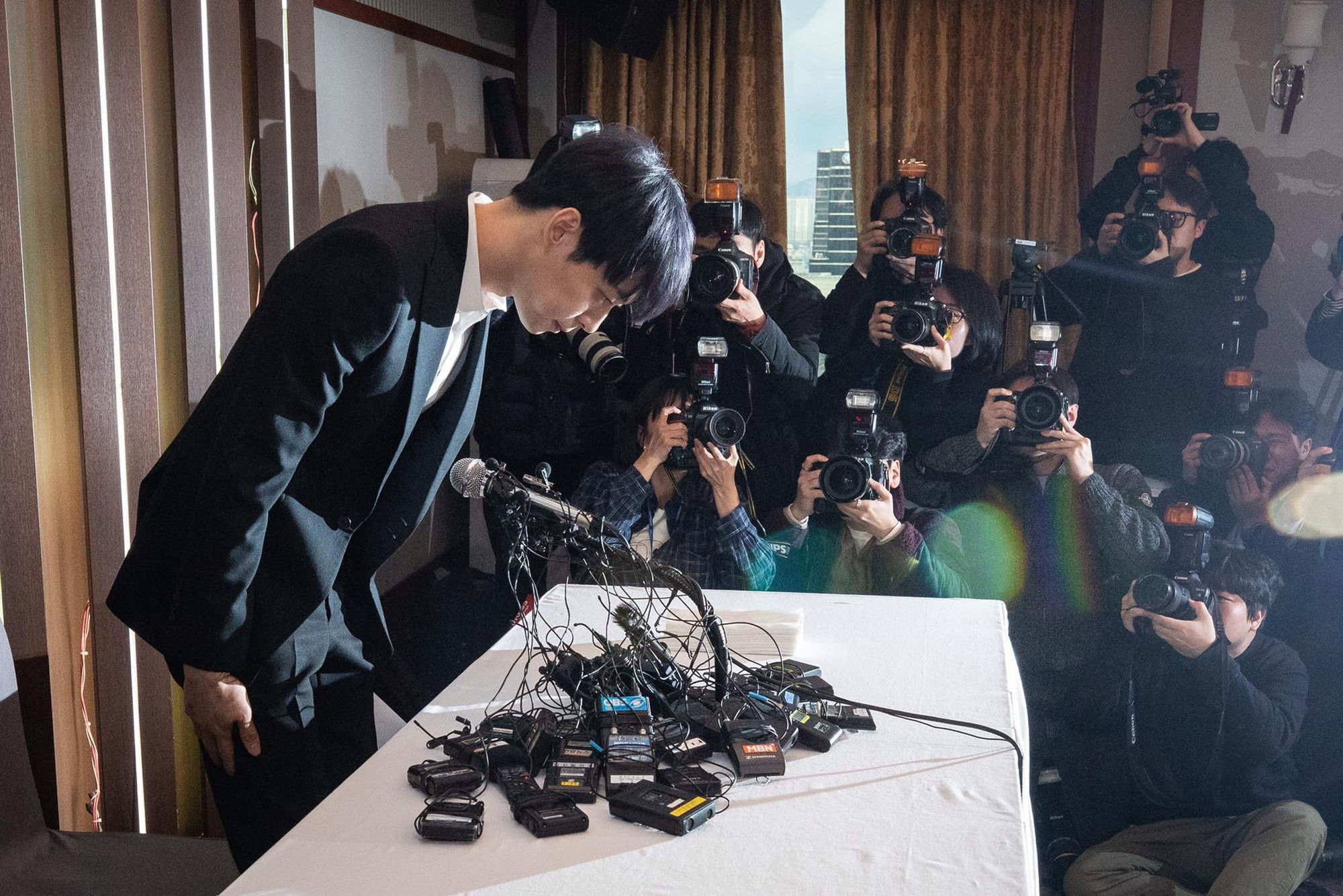 Cong ty quan ly giai thich vu Park Yoo Chun khong deo khau trang anh 2