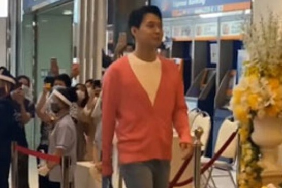 Cong ty quan ly giai thich vu Park Yoo Chun khong deo khau trang hinh anh