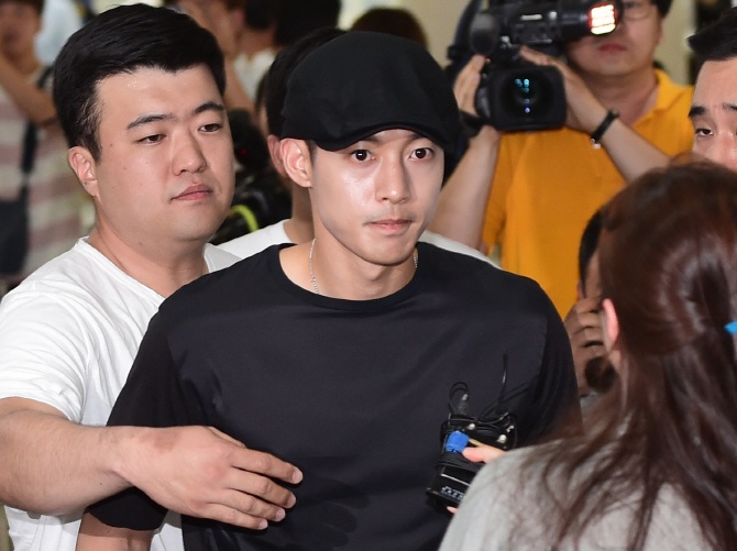 Những bê bối rúng động showbiz Hàn ảnh 12 Nhung be boi rung dong showbiz Han anh 12