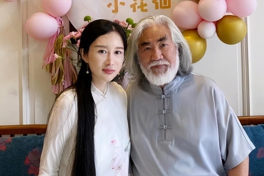 Dao dien Truong Ky Trung bi che nhao khi cuoi vo kem 31 tuoi hinh anh