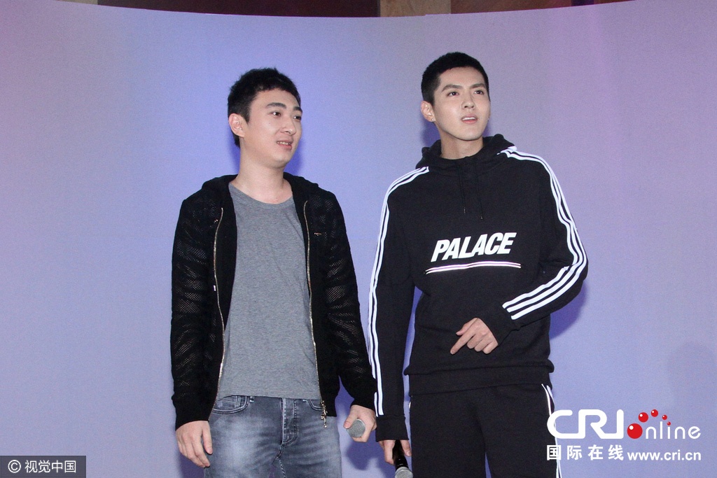 Quyen luc cua Ngo Diec Pham truoc be boi san gai vi thanh nien anh 4