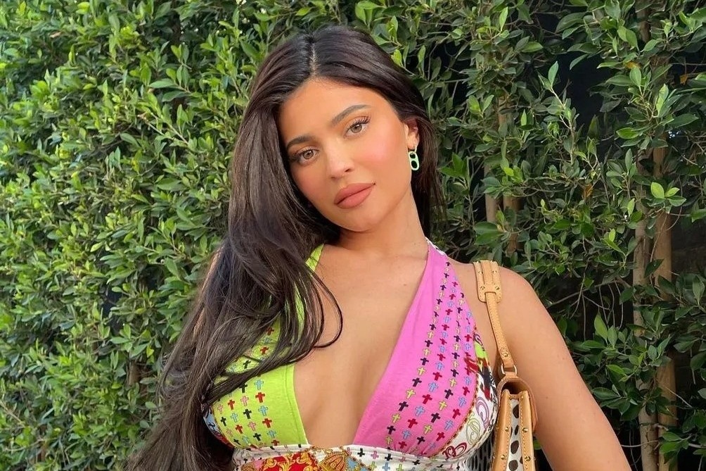 Kylie Jenner chuong phong cach co dien hinh anh