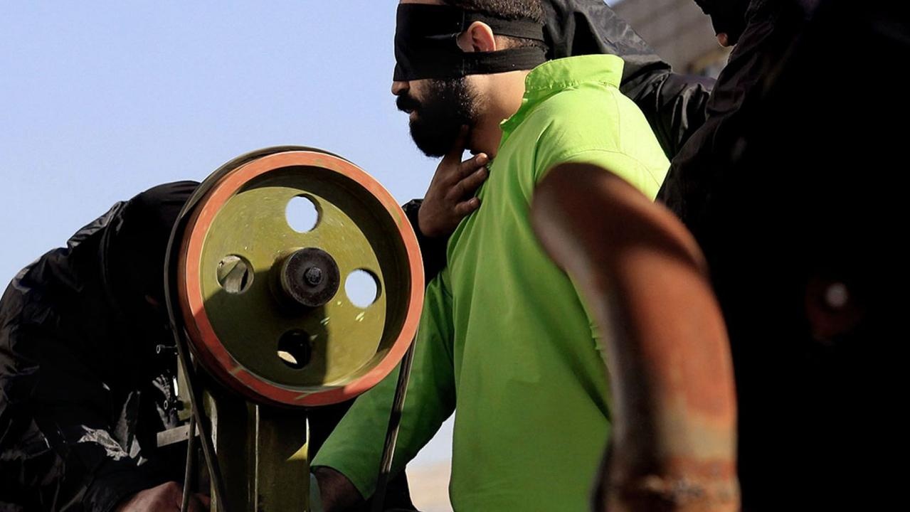 Nguoi dan ong bi cat ngon tay vi toi trom cap o Iran hinh anh