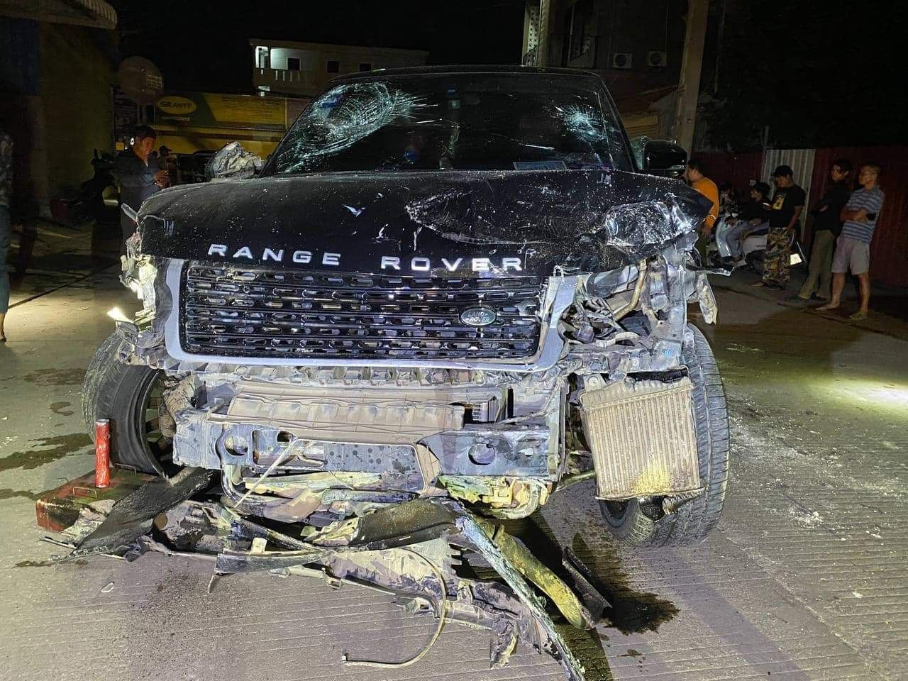 Xe Range Rover nat phan dau sau khi gay tai nan lien hoan o Phnom Penh hinh anh
