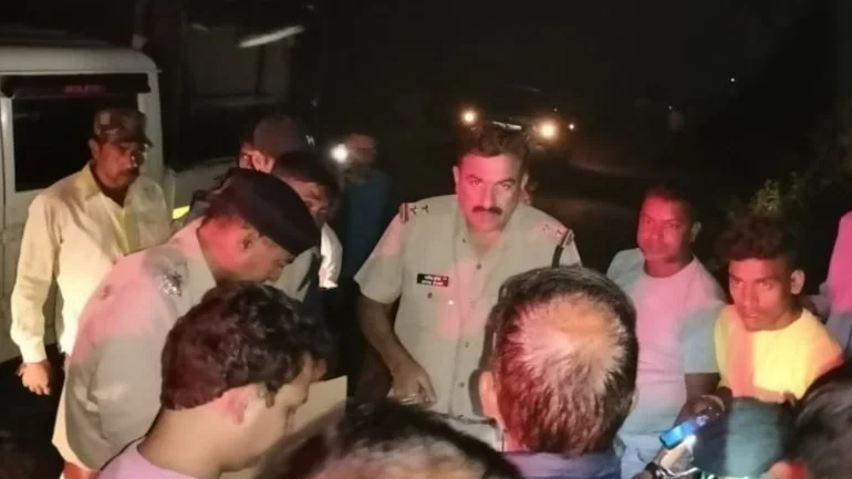 Xe buyt dam cuoi roi anh 1