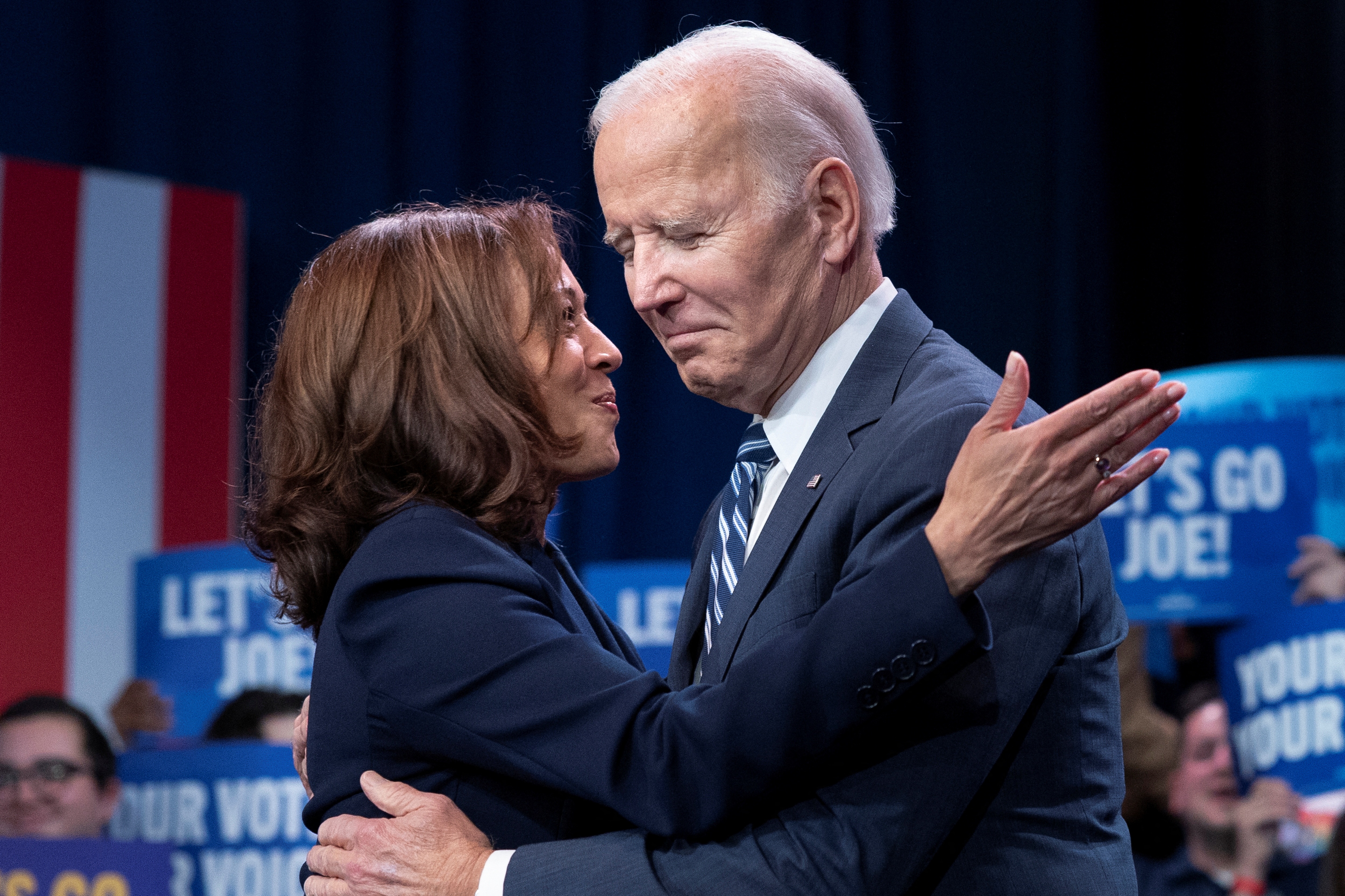 Dang Dan chu lat nguoc xu the trong cuoc bau cu giua ky My hinh anh