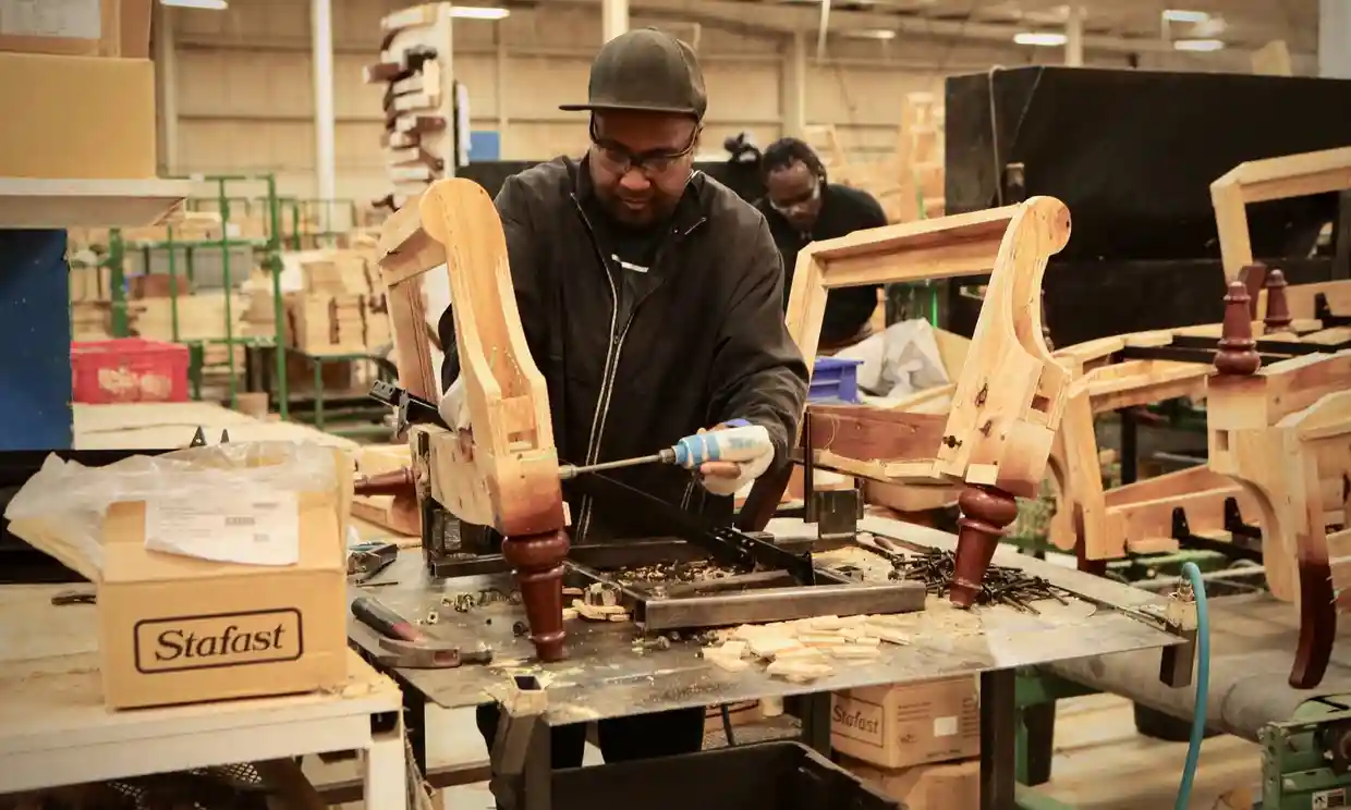 Hang nghin cong nhan My bi sa thai trong dem hinh anh