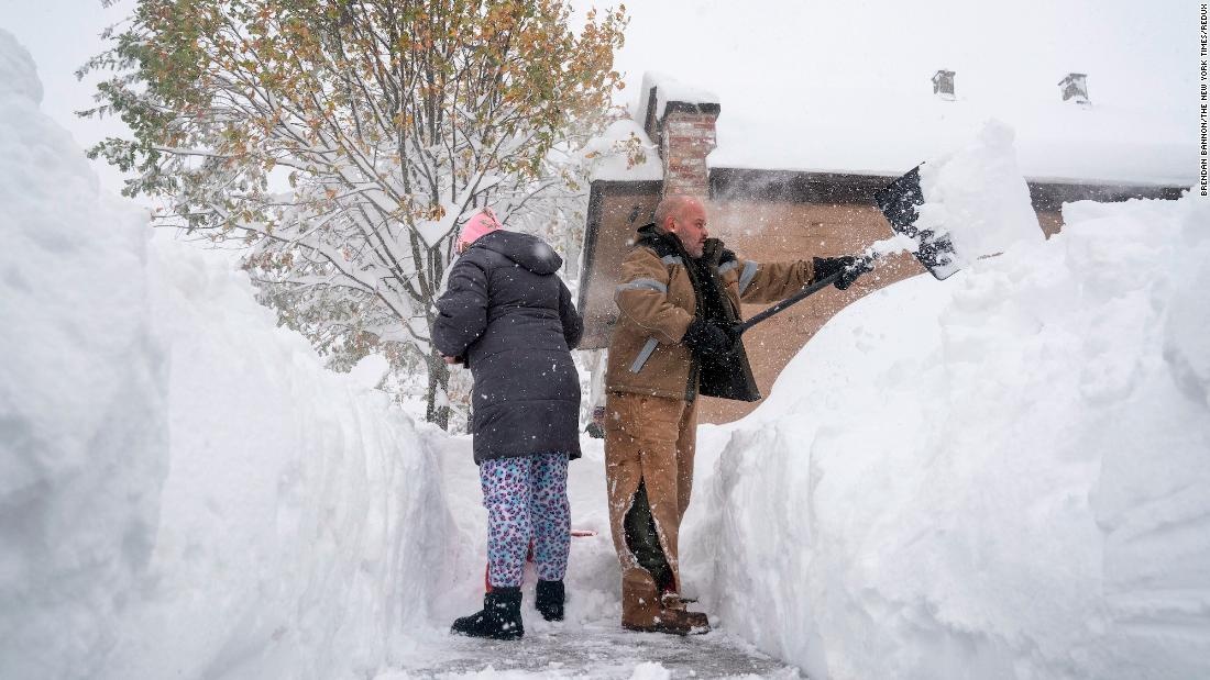 Ve binh My toi tung nha o Buffalo de tim nhung thi the don doc hinh anh