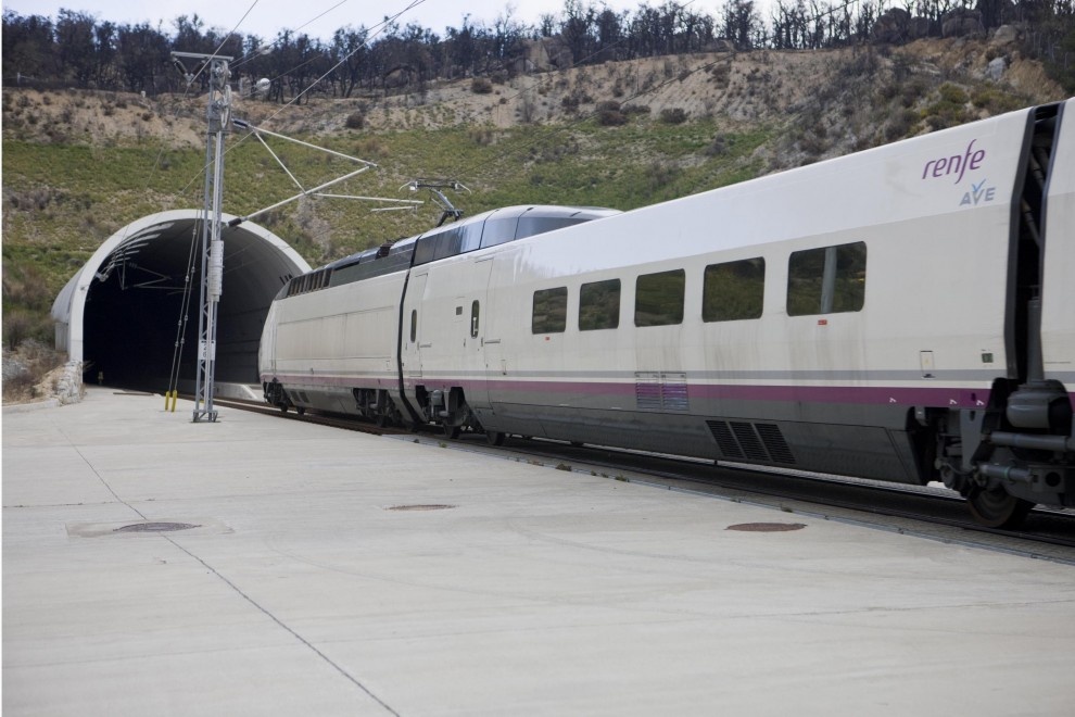 Doan tau khong lot duong ham gay day song tai Tay Ban Nha hinh anh