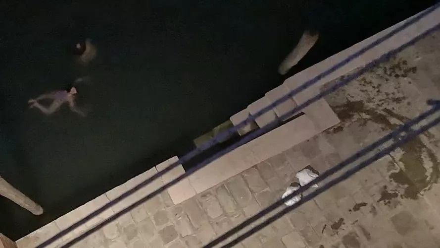 du khach nhay 3 tang anh 1