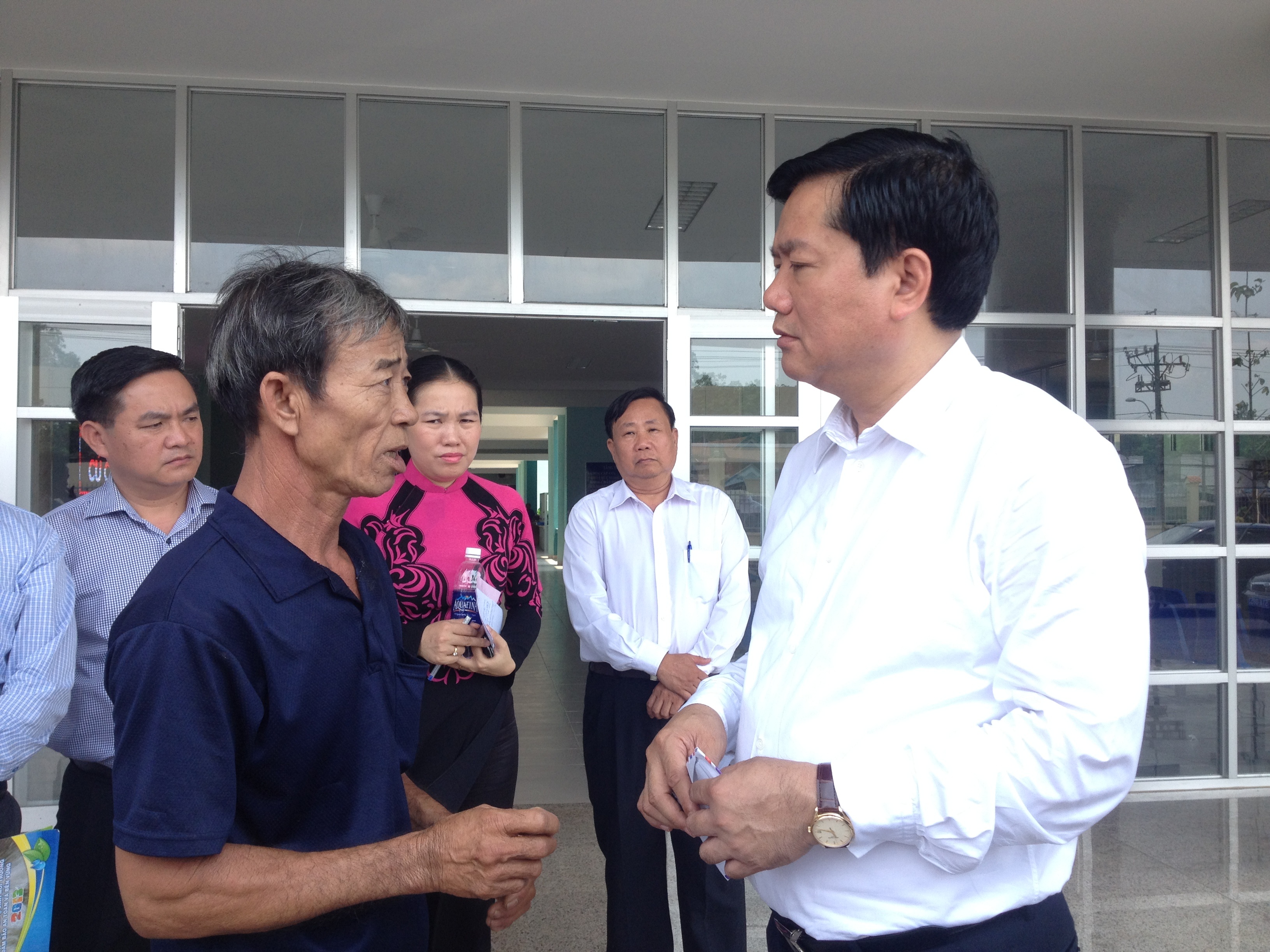 Bi thu Thang: 'Nguoi dan khong benh vao gio hanh chinh' hinh anh