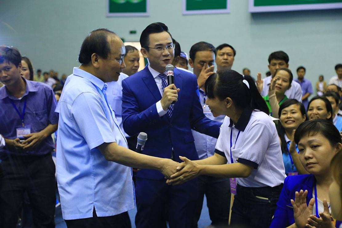 Thu tuong Nguyen Xuan Phuc gap go cong nhan anh 1