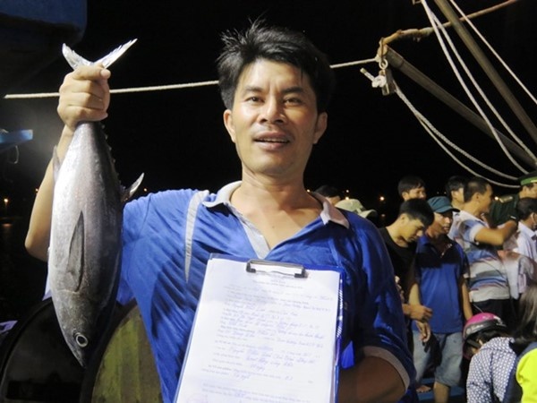 Quang Binh thu mua duoc gan 120 tan hai san cho ngu dan hinh anh