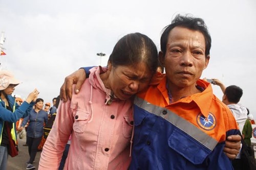 34 ngu dan tren tau ca bi dam chim o Hoang Sa vao bo an toan hinh anh