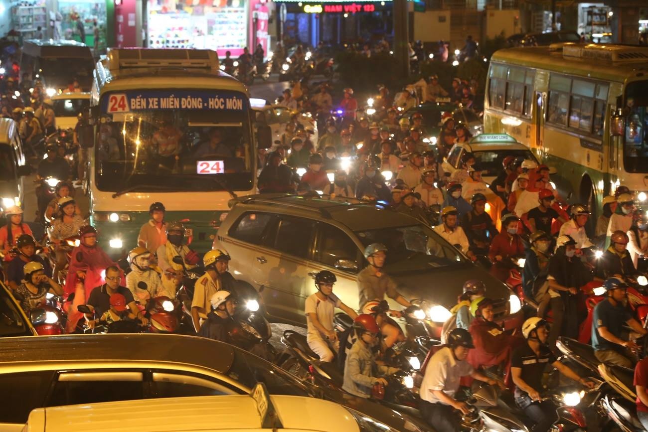 Sai Gon lai ket xe nghiem trong sau mua lon hinh anh