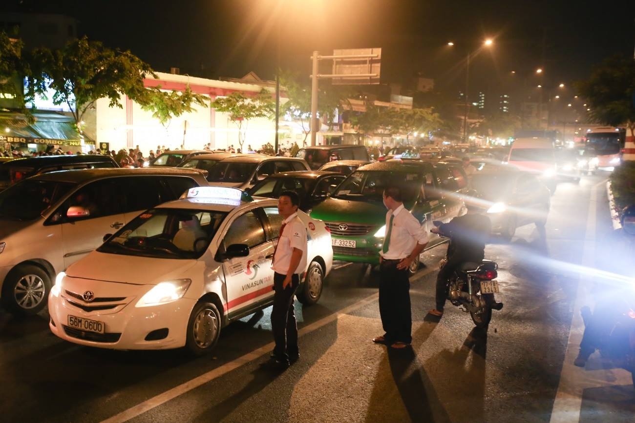 Sài Gòn kẹt cứng sau mưa lớn ảnh 3 Sai Gon ket cung sau mua lon anh 3