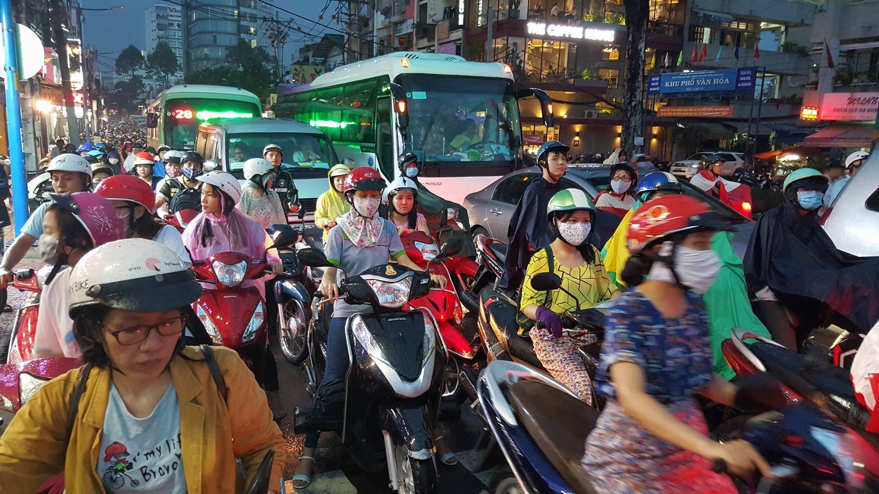 Sài Gòn kẹt cứng sau mưa lớn ảnh 5 Sai Gon ket cung sau mua lon anh 5