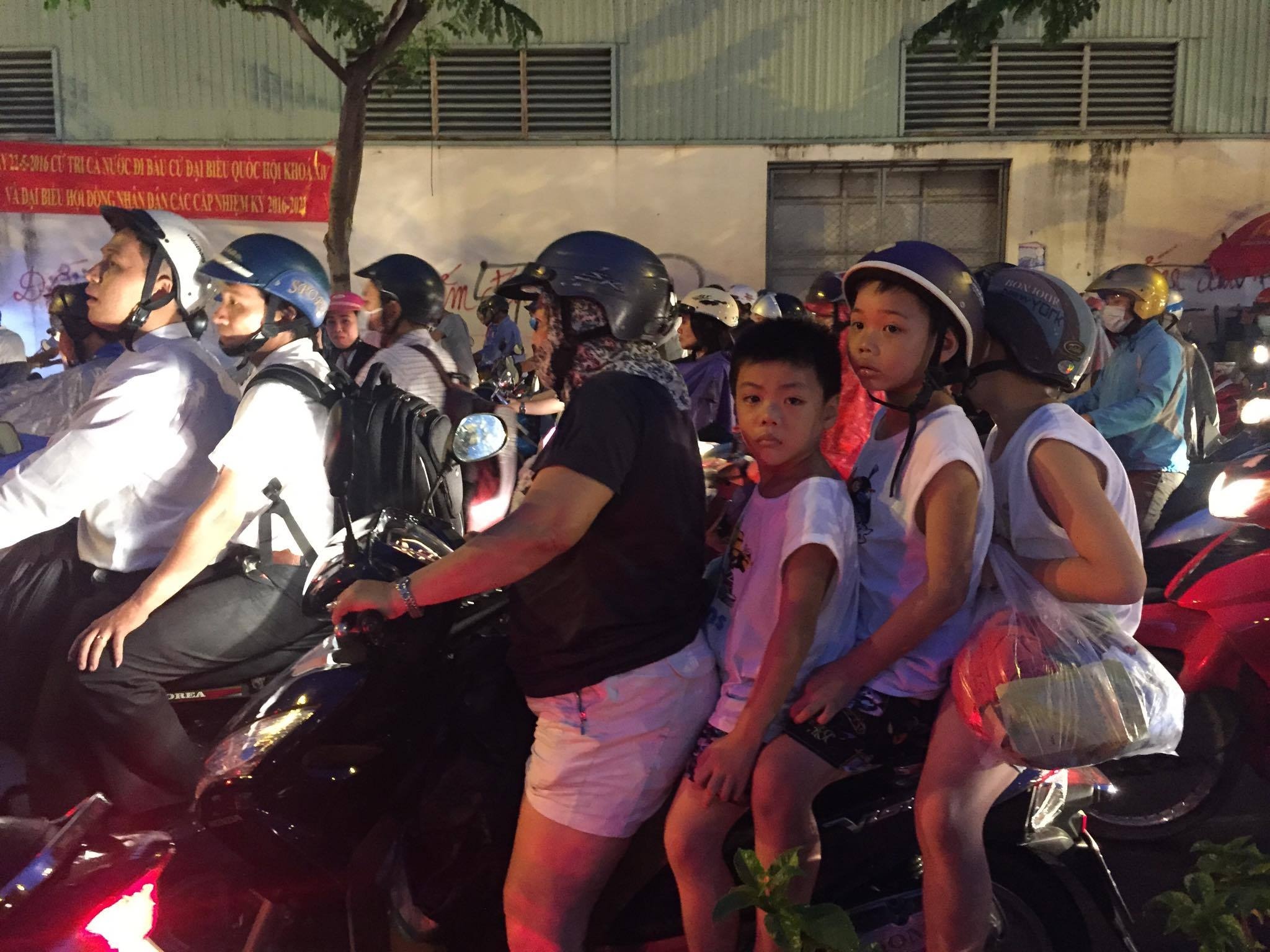 Sài Gòn kẹt cứng sau mưa lớn ảnh 7 Sai Gon ket cung sau mua lon anh 7