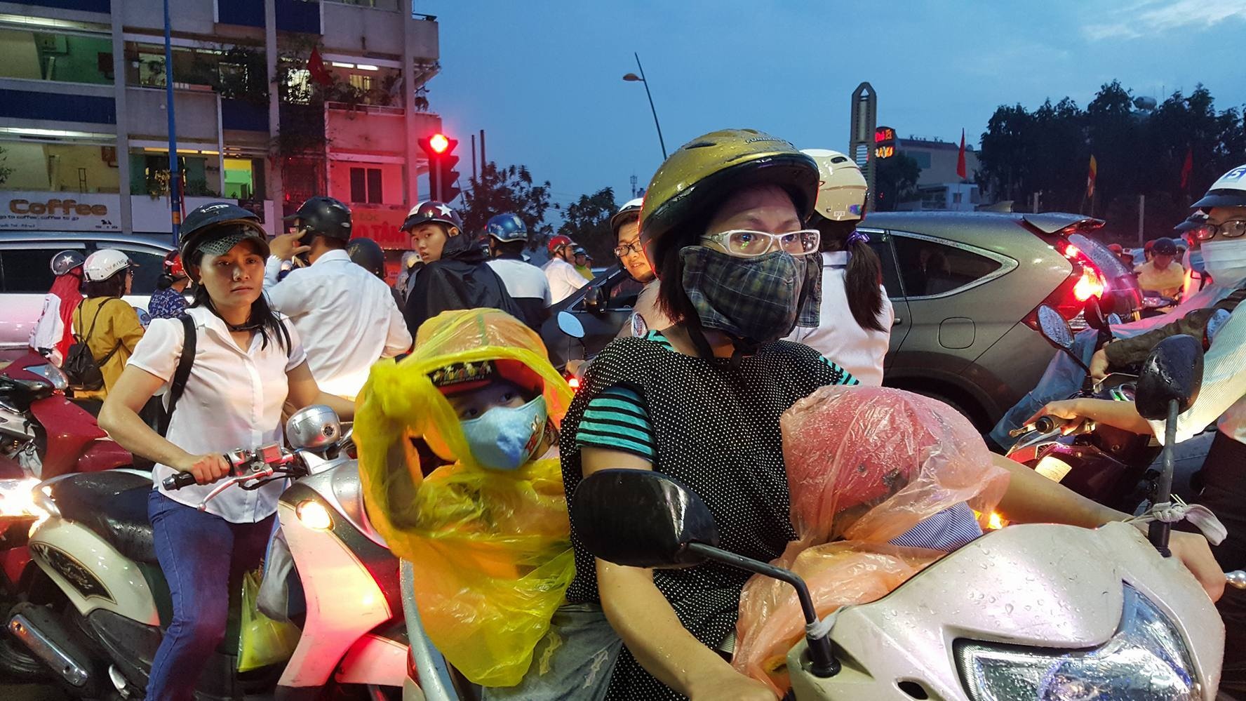 Sài Gòn kẹt cứng sau mưa lớn ảnh 8 Sai Gon ket cung sau mua lon anh 8