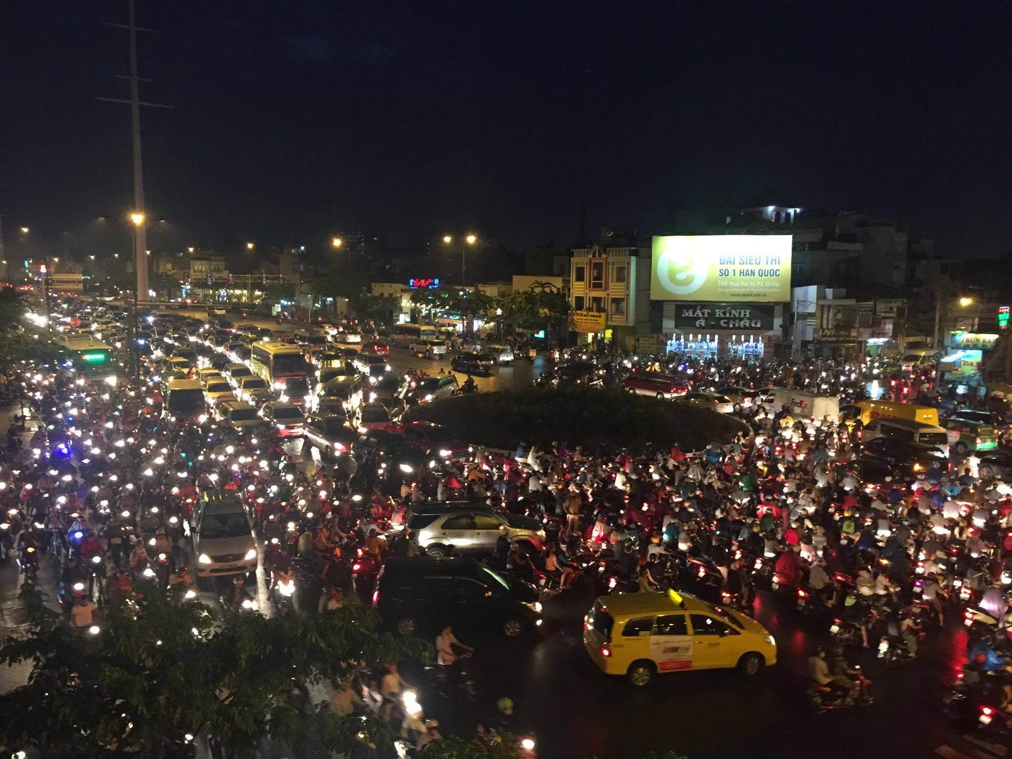 Sài Gòn kẹt cứng sau mưa lớn ảnh 9 Sai Gon ket cung sau mua lon anh 9