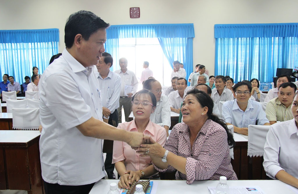 Bi thu Thang tiep xuc cu tri anh 1