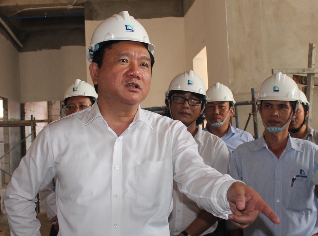 Bi thu Thang truy van lanh dao quan ve tien do benh vien hinh anh