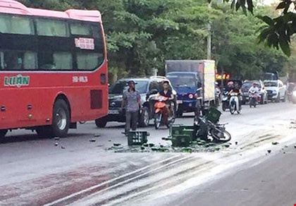 Xe tai de chat long vang do xuong duong roi thao chay hinh anh