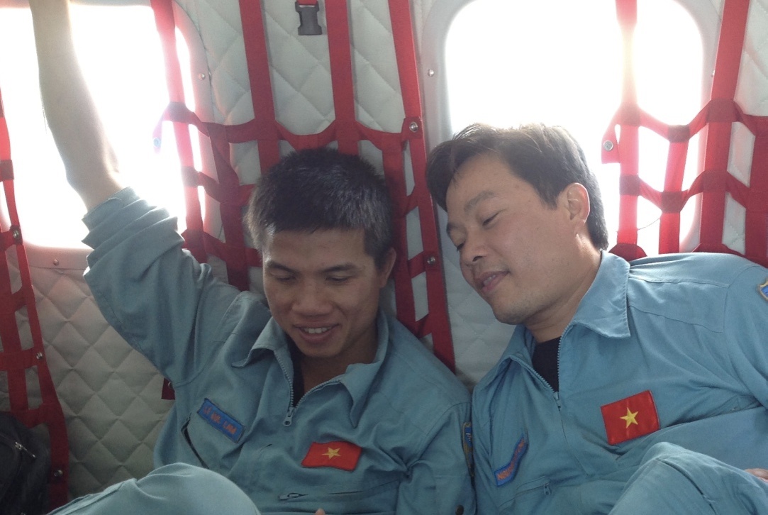 Con heo dat tiet kiem cua nguoi linh tren CASA-212 hinh anh