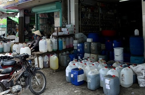 Cham dut ngay viec kinh doanh hoa chat tai cho Kim Bien hinh anh