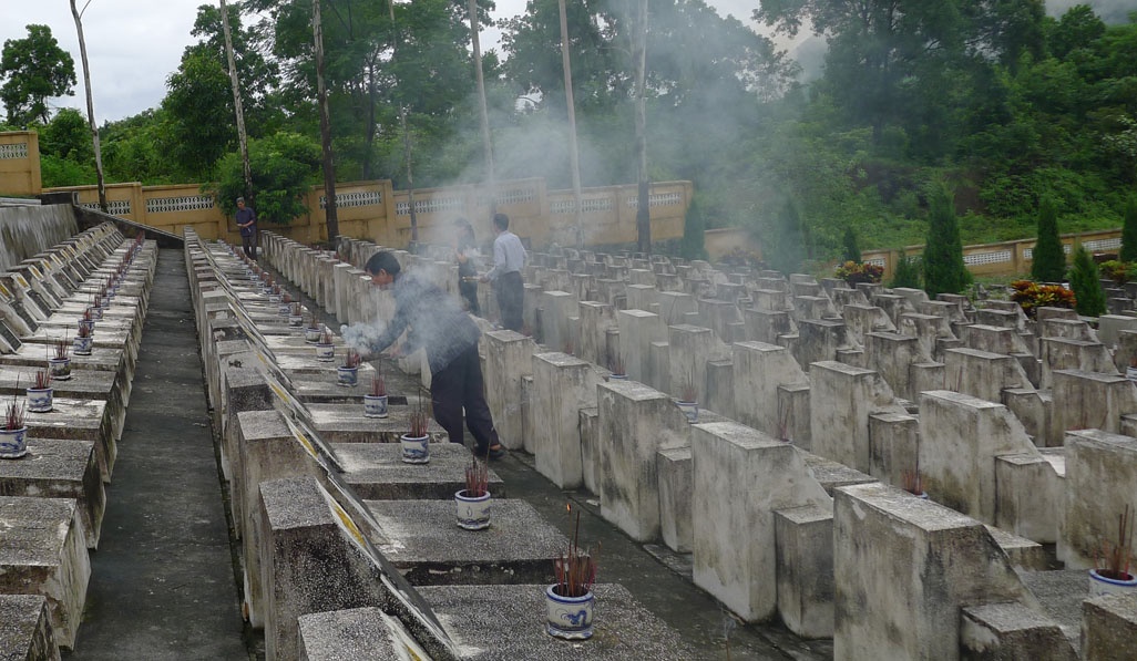 Vi Xuyen: Noi hang nghin liet si chua tim duoc hai cot hinh anh