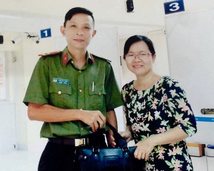 Cong an xuat nhap canh tra lai hang chuc trieu cho nguoi dan hinh anh