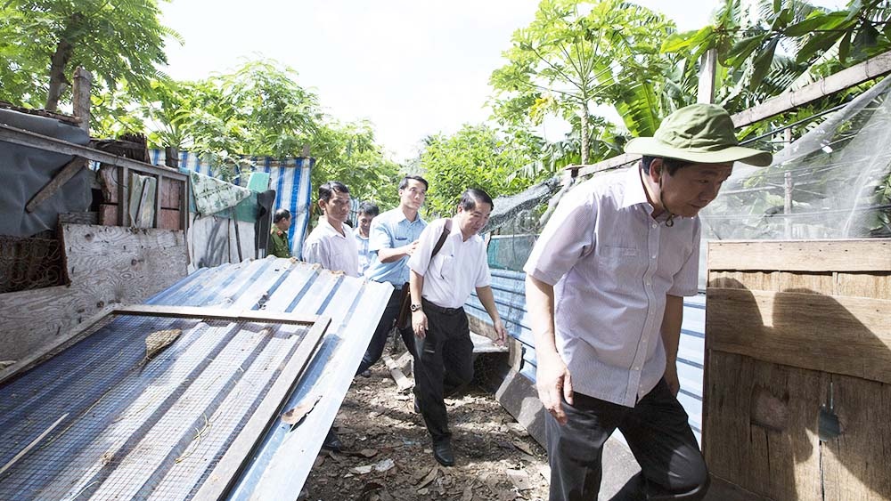 Bi thu Thang thi sat 'xom nuoc den' hinh anh