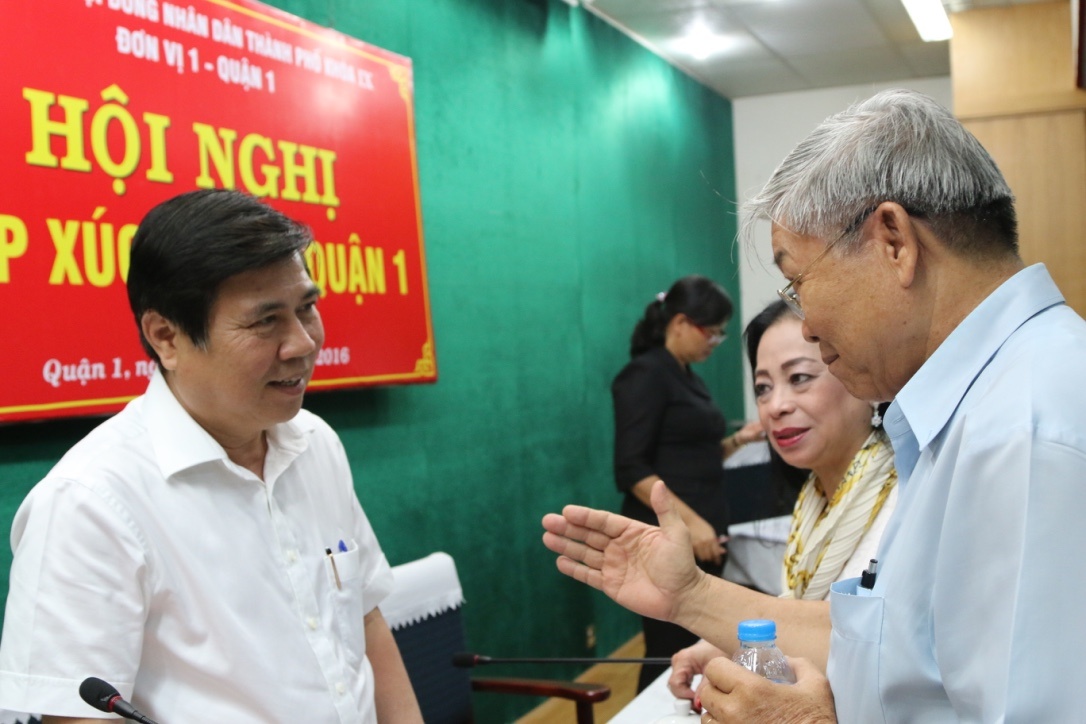 Chu tich TP HCM tra loi chat van cua cu tri ve Pokemon Go hinh anh