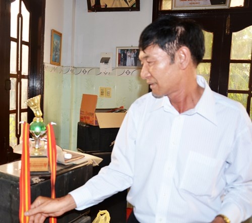 Bi thu huyen dao Ly Son la con ai anh 2