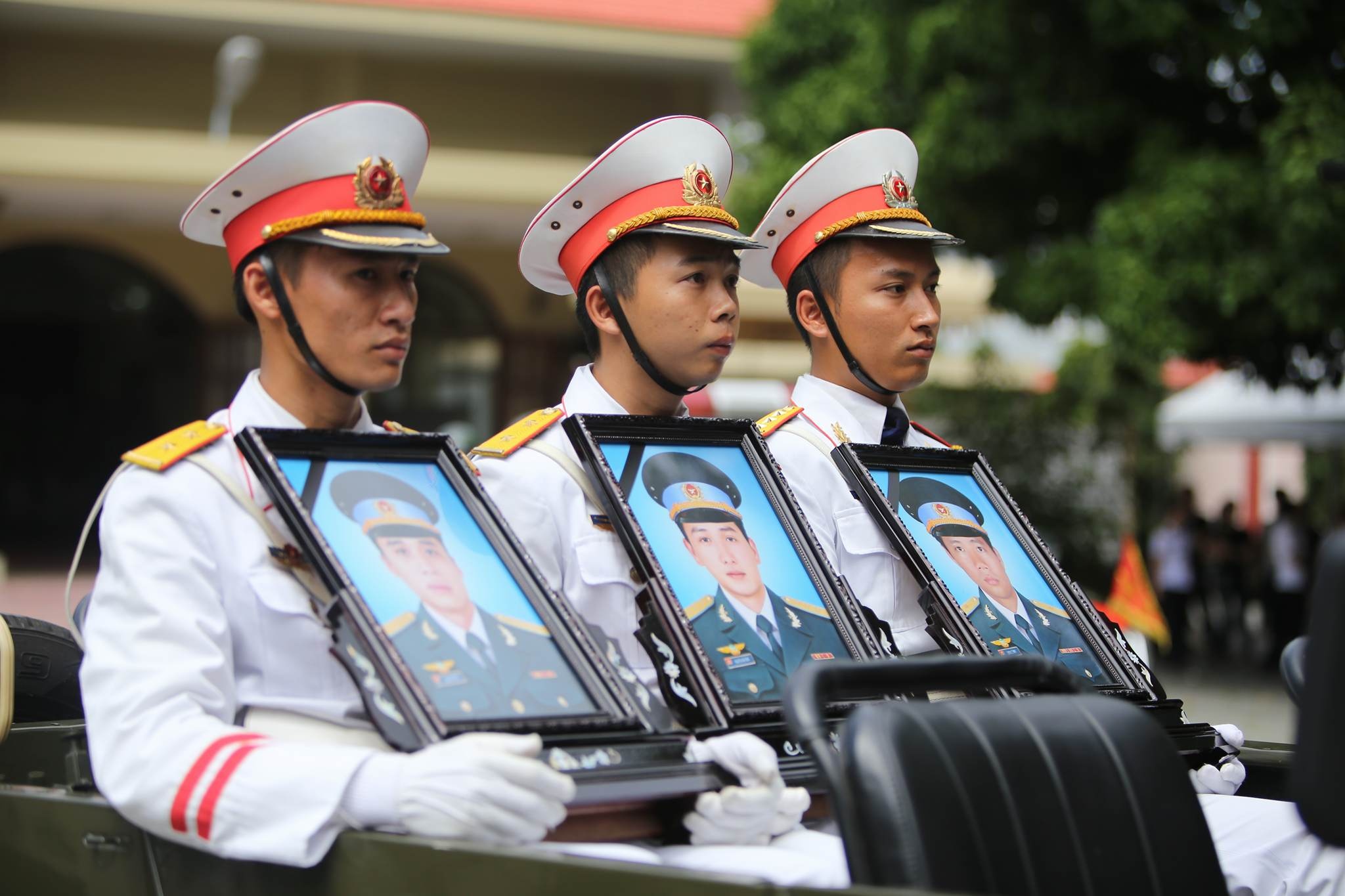 Nen dau thuong tien dua 3 phi cong EC-130 hinh anh