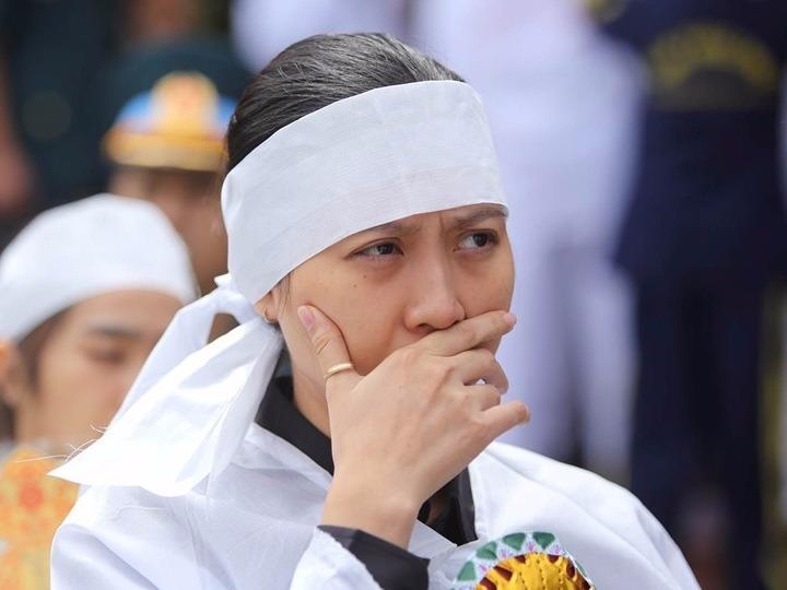 Vo thieu ta phi cong deo nhan cua chong trong tang le hinh anh