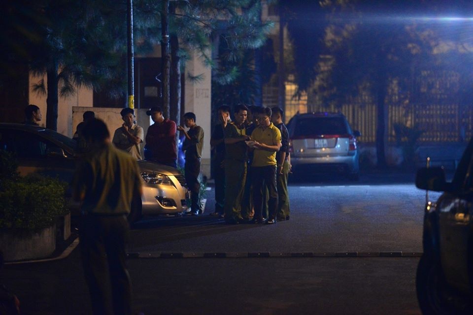 Người nước ngoài khống chế trẻ em ảnh 1 Nguoi nuoc ngoai khong che tre em anh 1