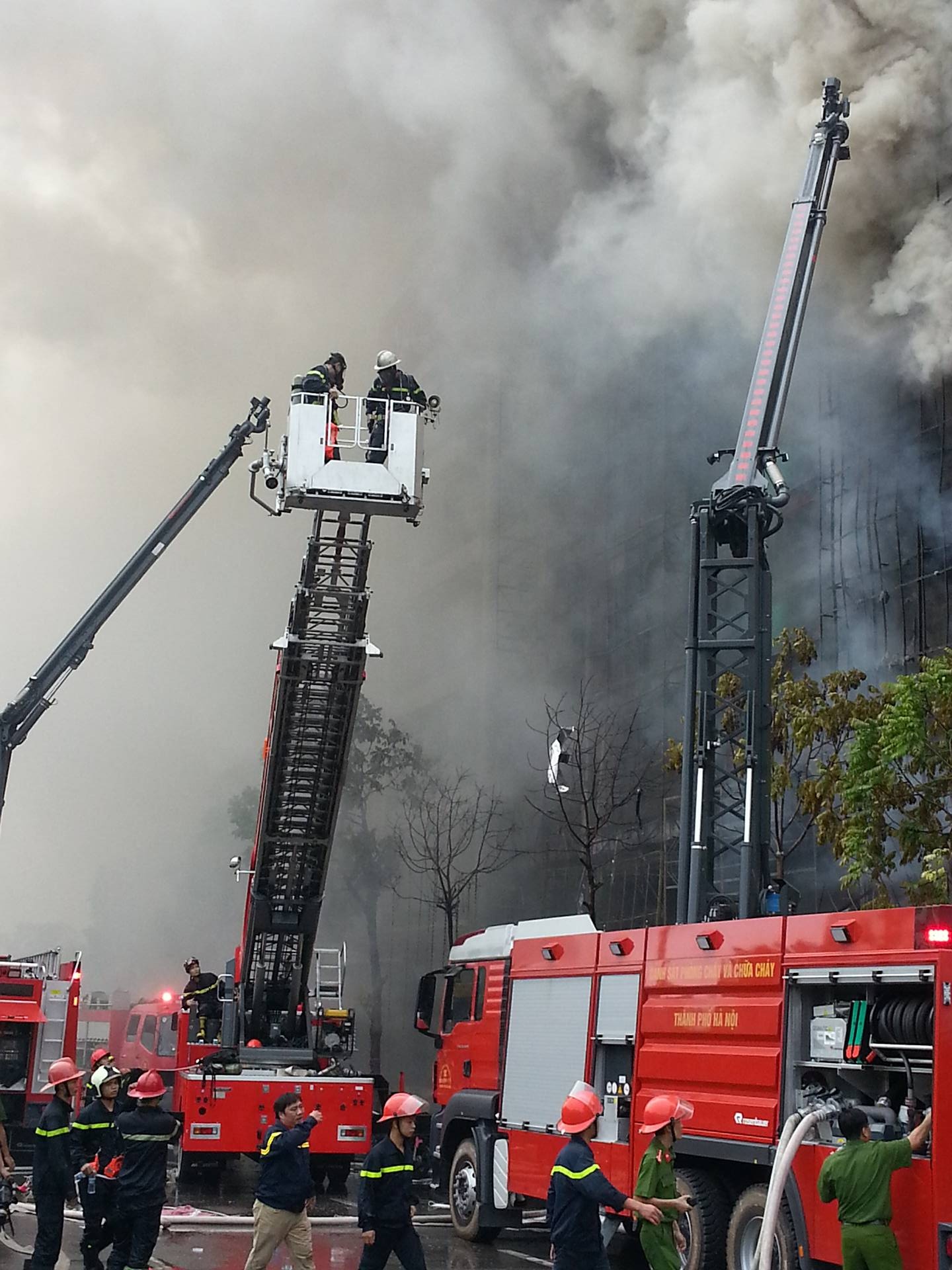 Cháy quán karaoke trên đường Trần Thái Tông ảnh 3 Chay quan karaoke tren duong Tran Thai Tong anh 3