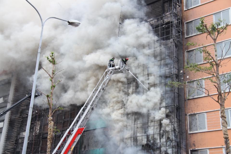 Cháy quán karaoke trên đường Trần Thái Tông ảnh 2 Chay quan karaoke tren duong Tran Thai Tong anh 2