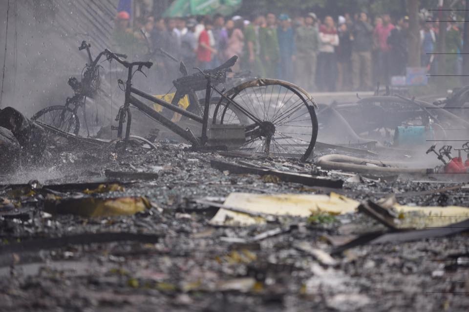 Mat tien 4 can nha bi thieu rui trong dam chay quan karaoke hinh anh