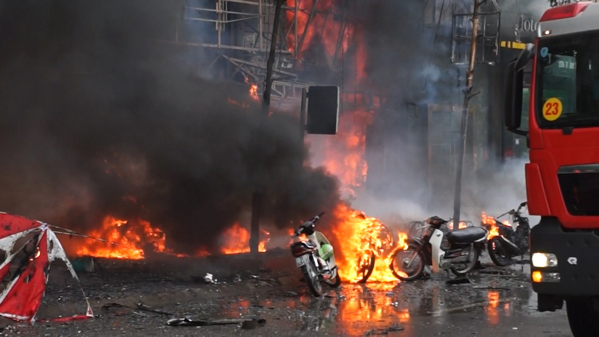 Cháy quán karaoke trên đường Trần Thái Tông ảnh 1 Chay quan karaoke tren duong Tran Thai Tong anh 1