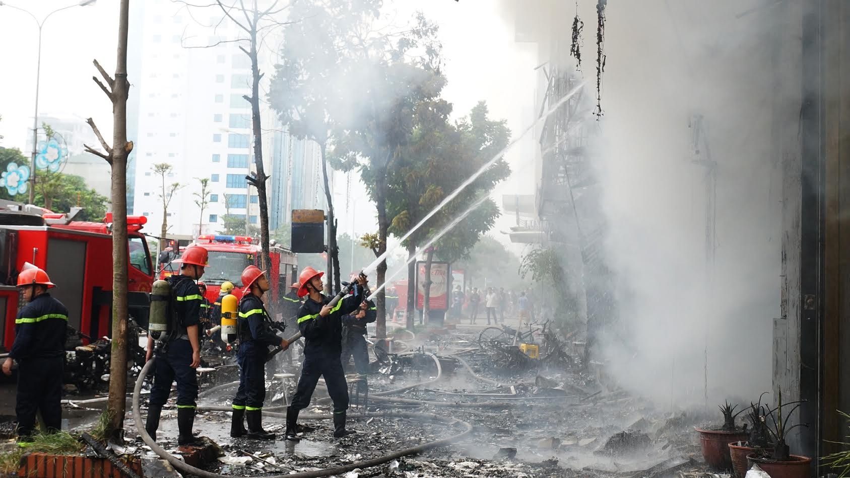 Cháy quán karaoke trên đường Trần Thái Tông ảnh 4 Chay quan karaoke tren duong Tran Thai Tong anh 4